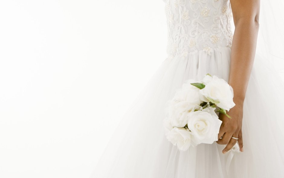 Свадебное платье на белом фоне