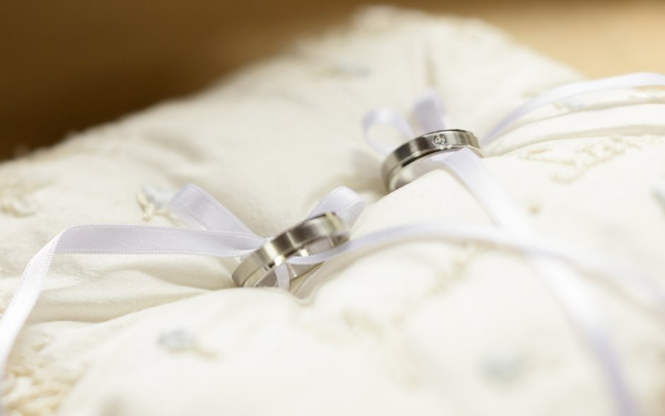 Свадебные кольца перевязанные