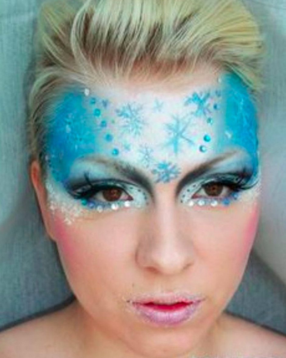 Новогодний макияж со снежинками