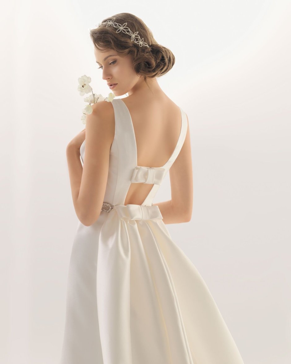 Короткое свадебное платье с открытой спиной