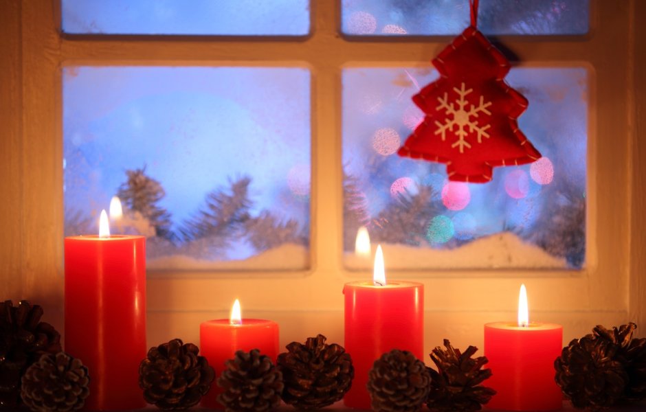 Рождественская свеча на окне