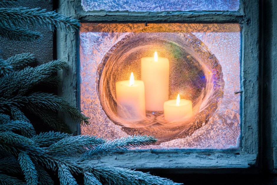 Рождественский сочельник свечи на окне