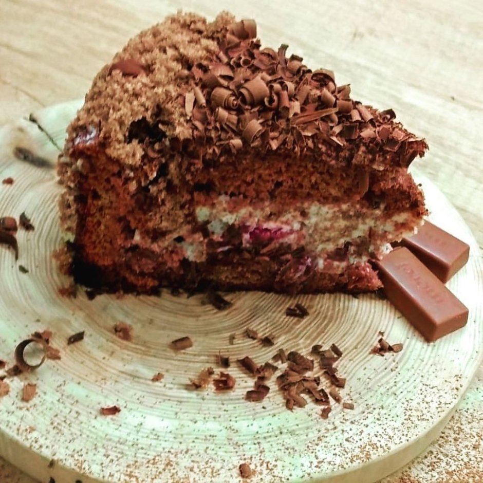 Шоколадное пирожное с вишней