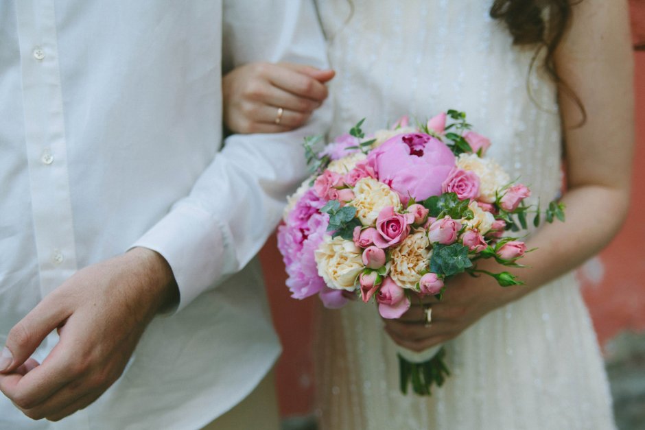 Букет для невесты на свадьбу из пионов и кустовых роз фото