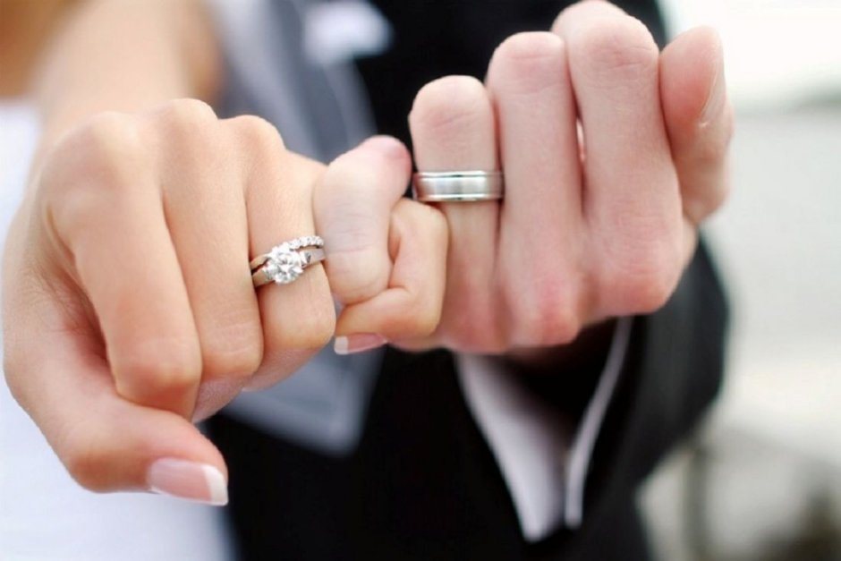 Свадебные кольца на пальчиках