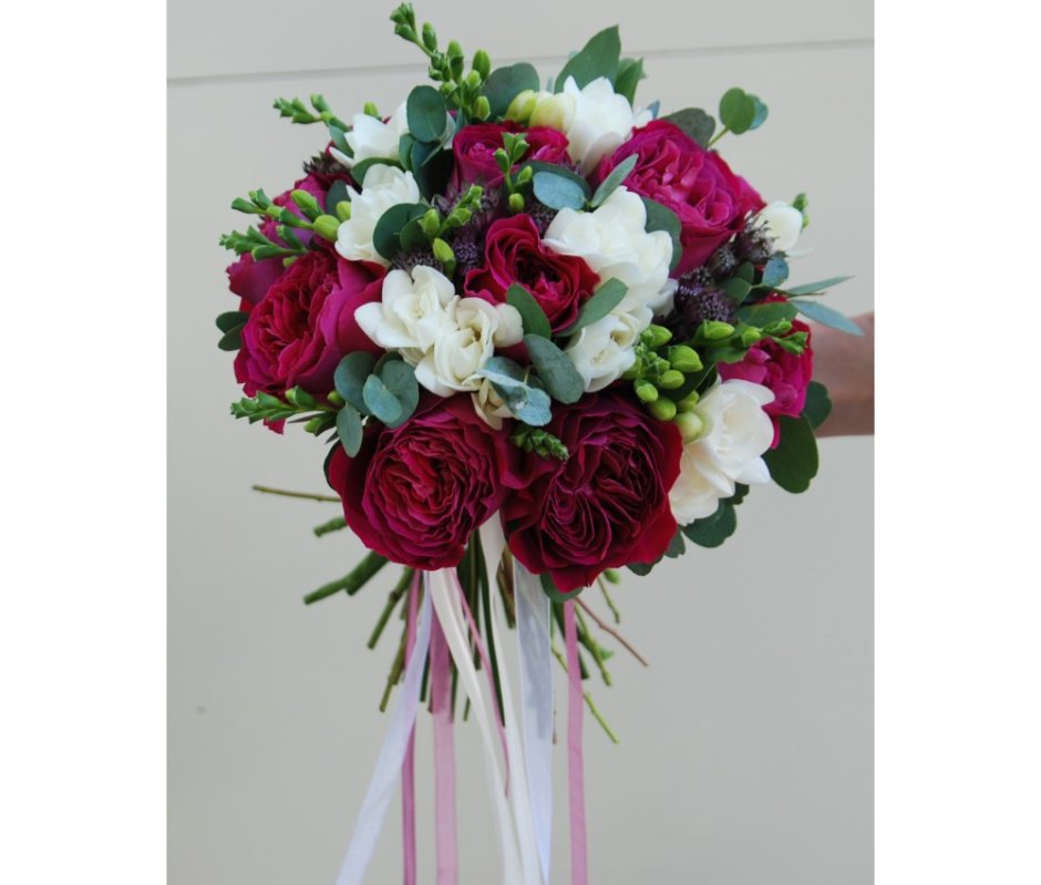 Букет невесты пионовидные розы бордо