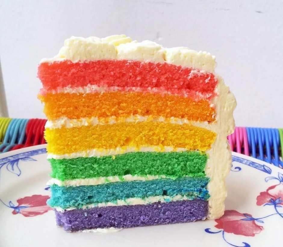 Бисквитный торт с пищевыми красителями