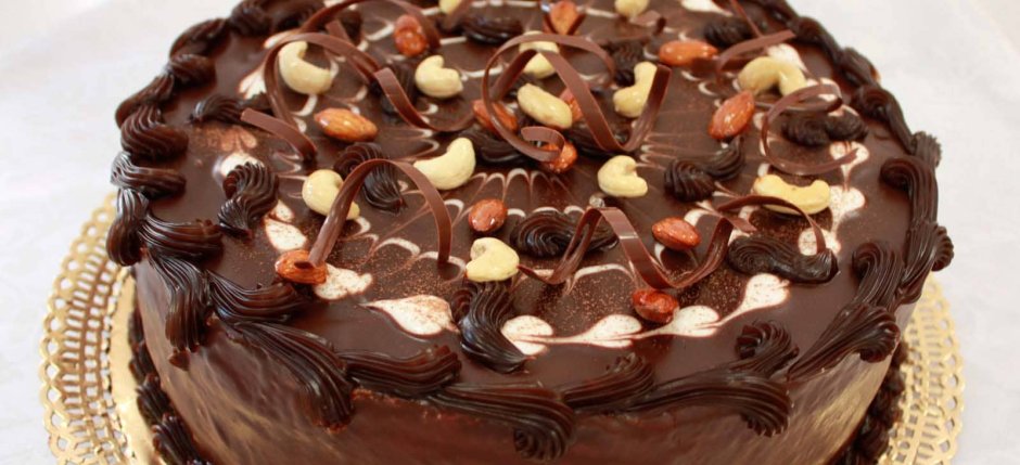 Украшение шоколадного торта трюфелями