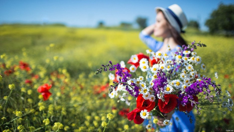 Женщина с полевыми цветами
