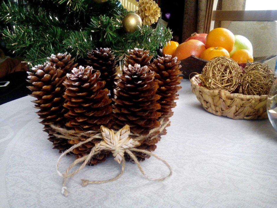 Декоративная елка из шишек