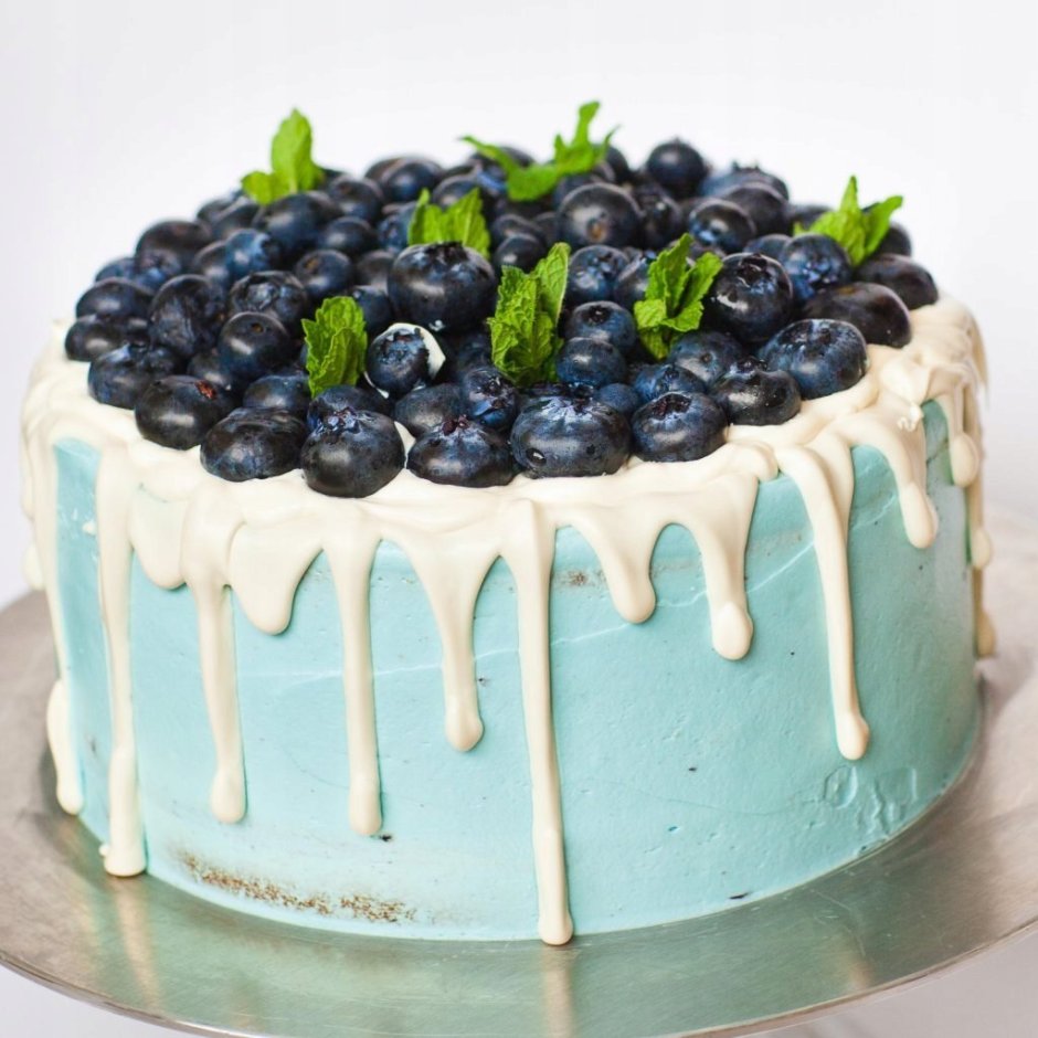 Торт на день рождения с ягодами
