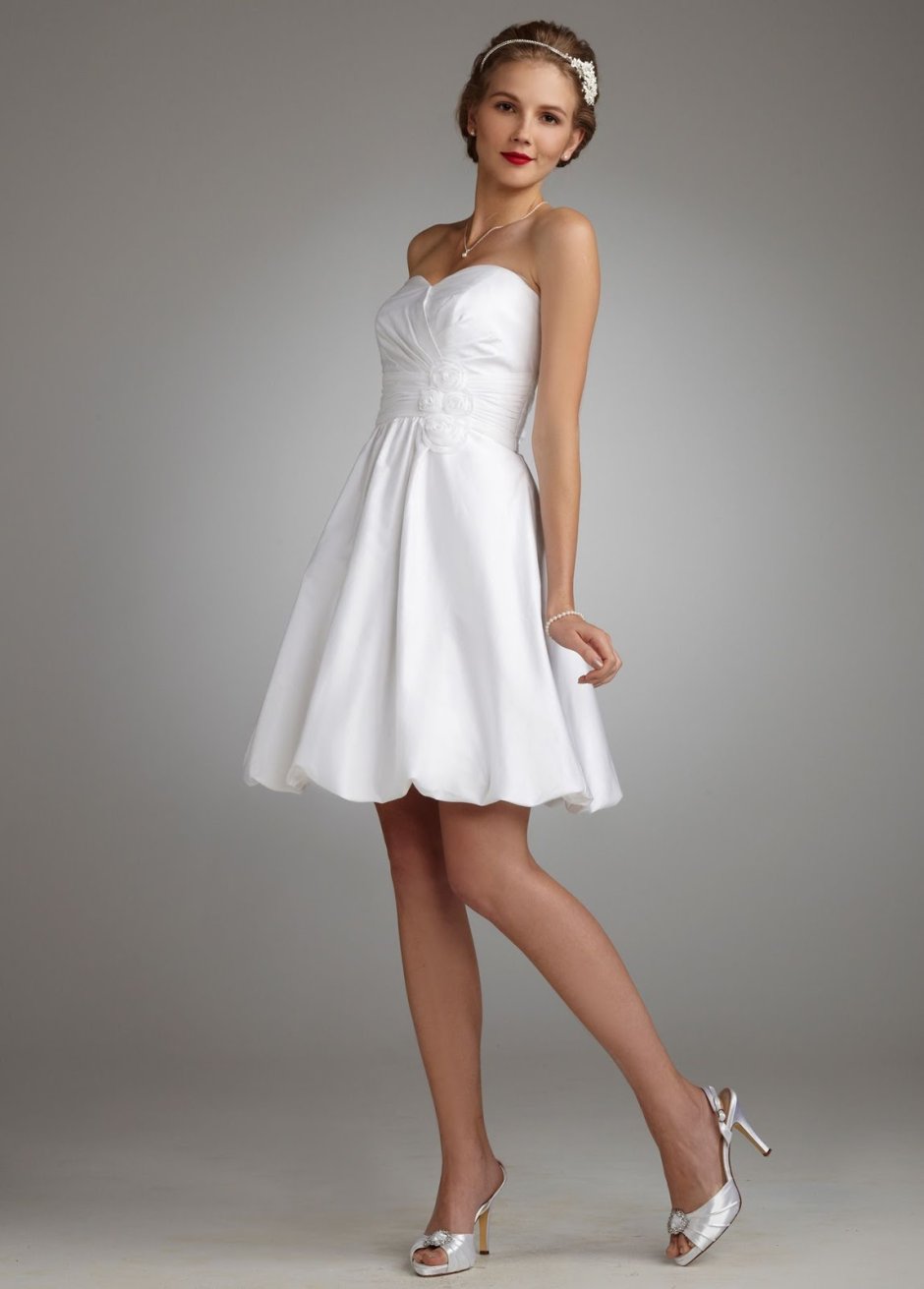Брюнетка в белом платье