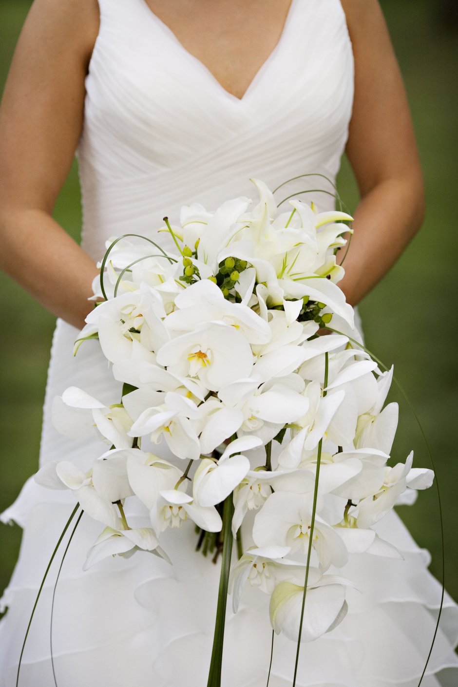 Свадебный букет для невесты из белых лилий