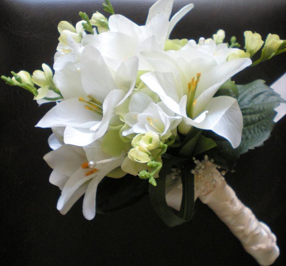 Белый амариллис в букете невесты