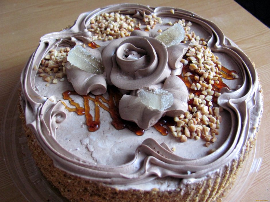 Украшение торта орехами и мармеладом