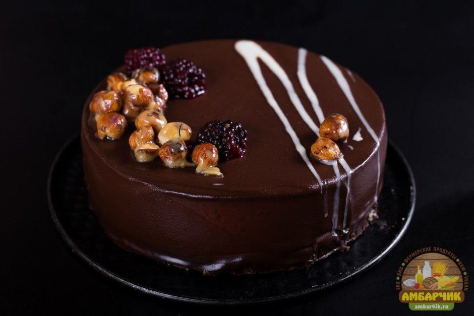 Украшение торта орехами и шоколадом