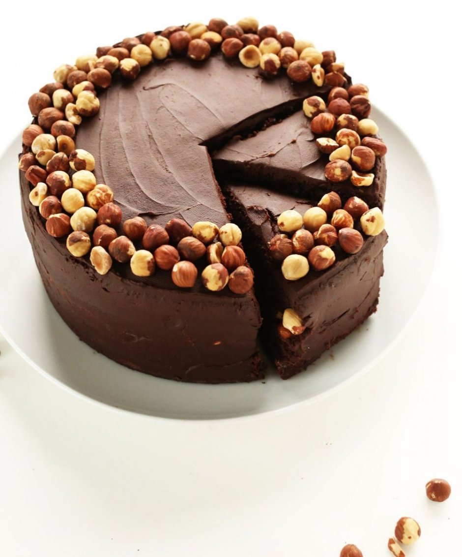 Украшение шоколадного торта орехами