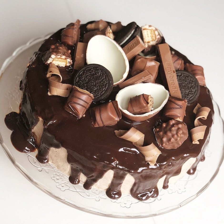 Украшение торта шоколадными конфетами и печеньем