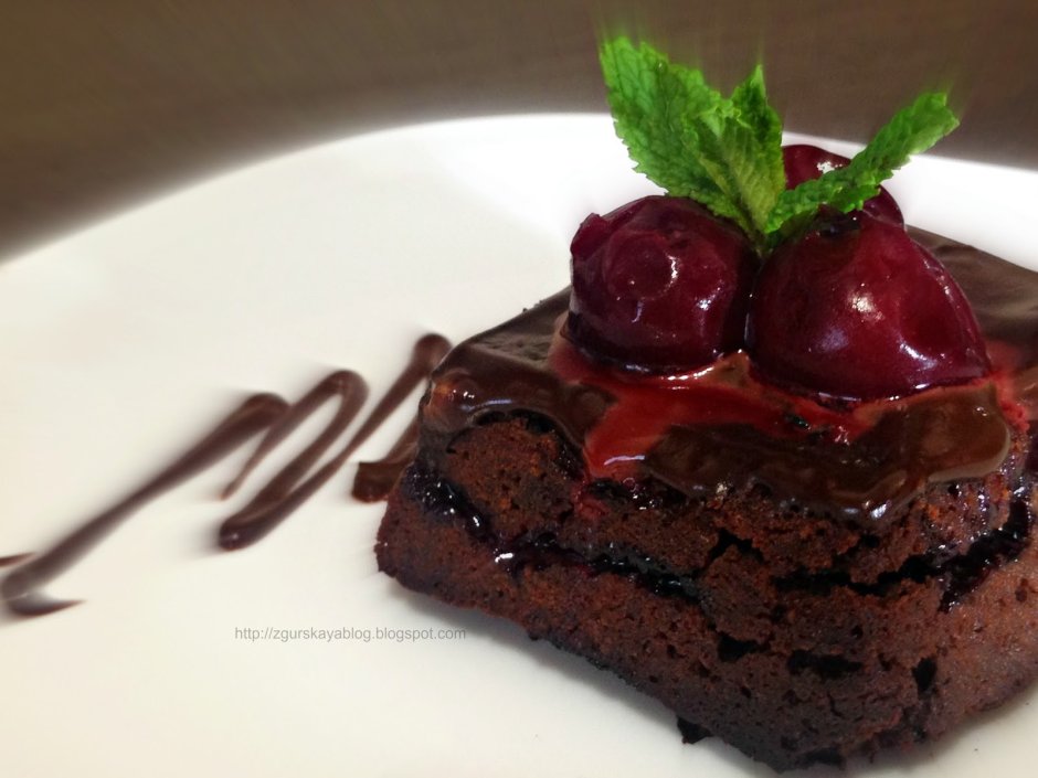 Шоколадный торт Брауни с вишней