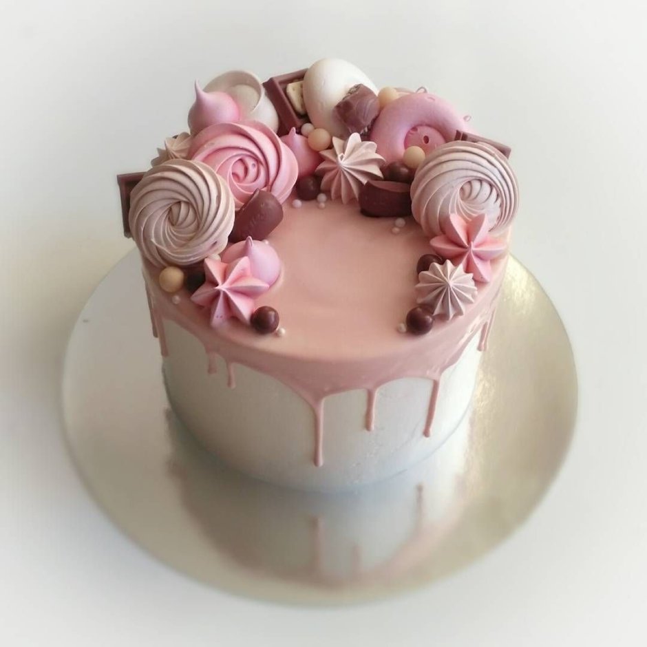 Нежный декор торта для девушек