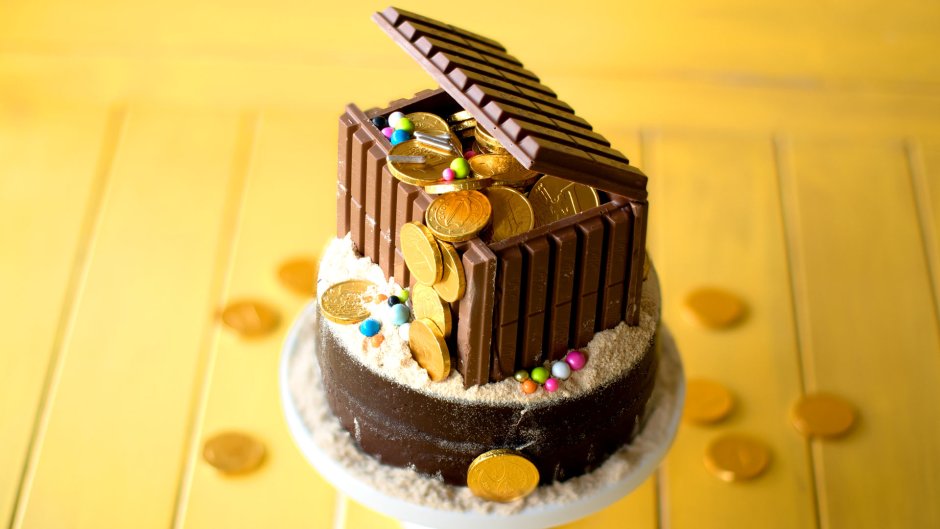 Торт украшенный шоколадными монетами