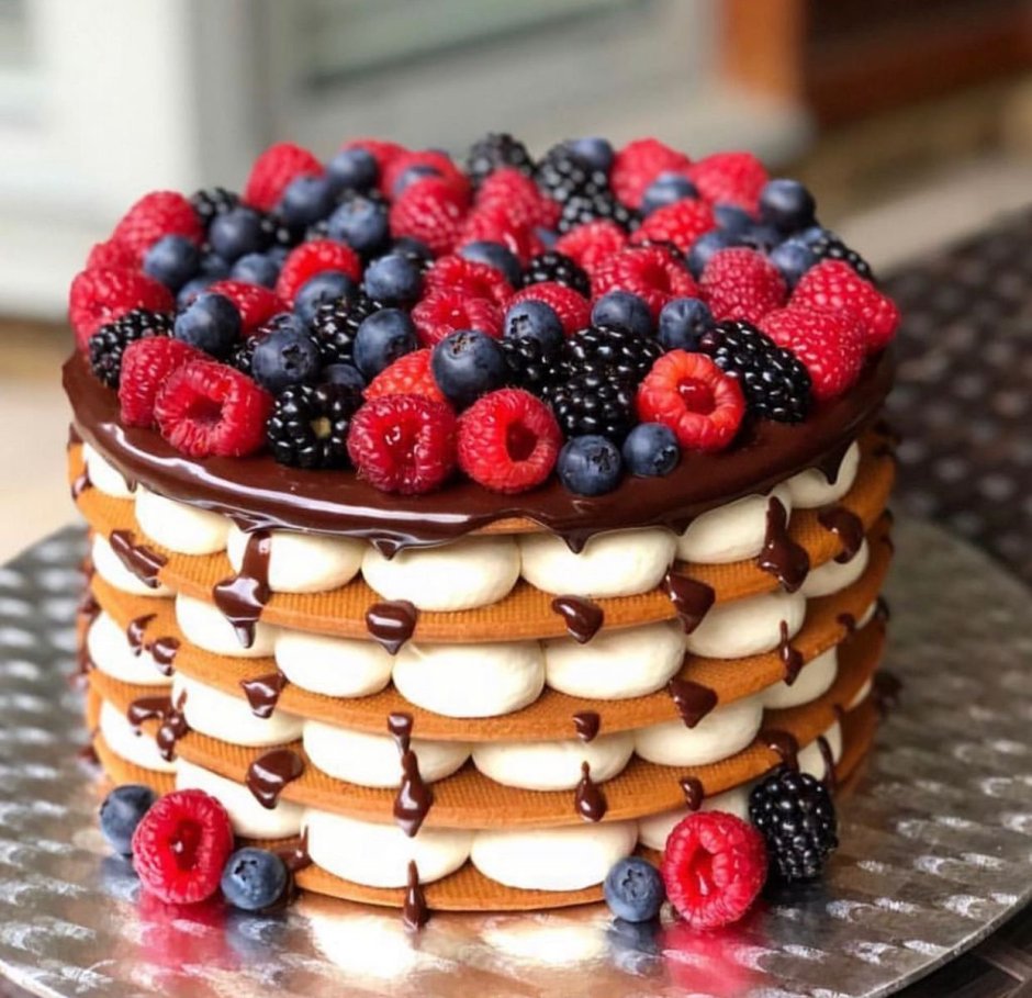 Торт красный бархат с фруктами и цветами