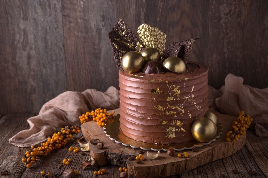 Декор шоколадного торта золотом