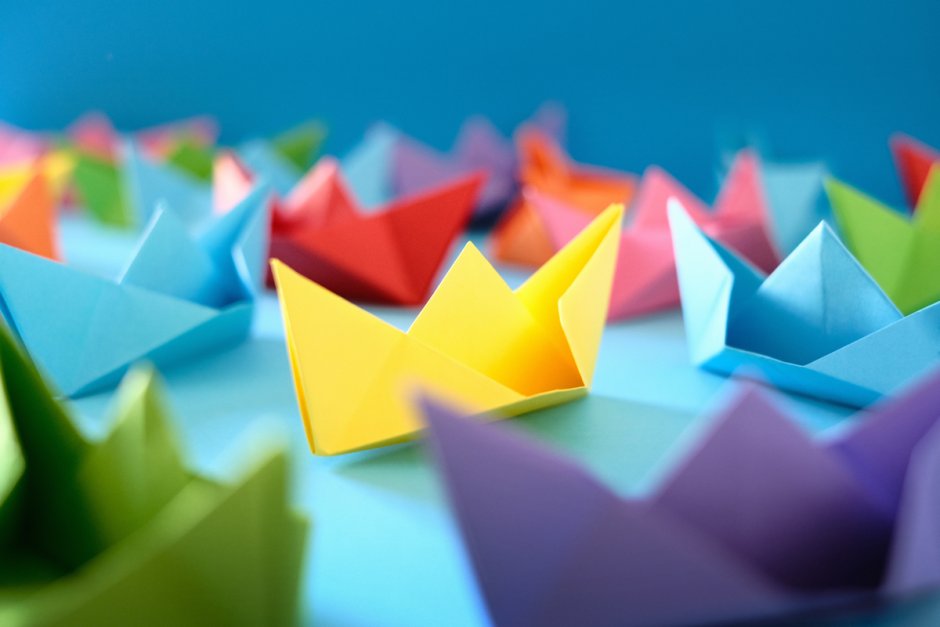 Оригами на голубом фоне