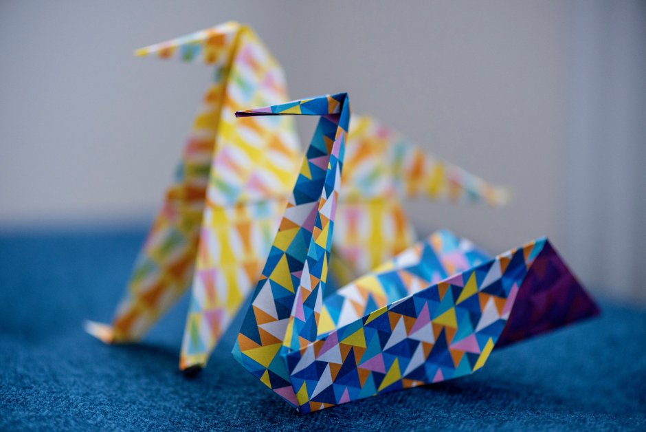 Оригами цветок на прозрачном фоне