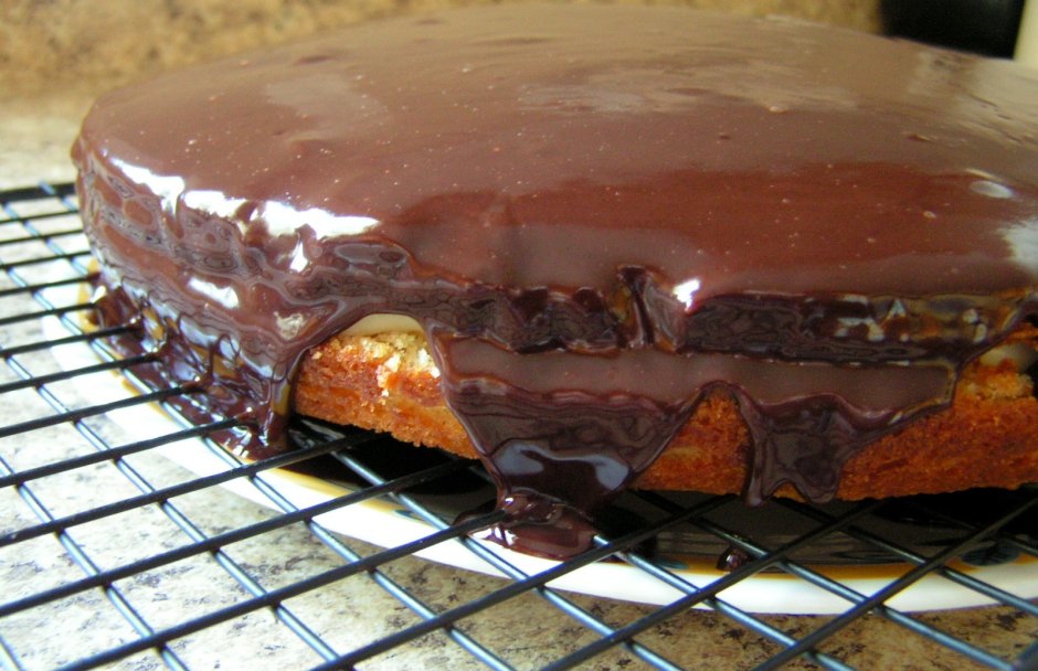Пирожное с шоколадной глазурью