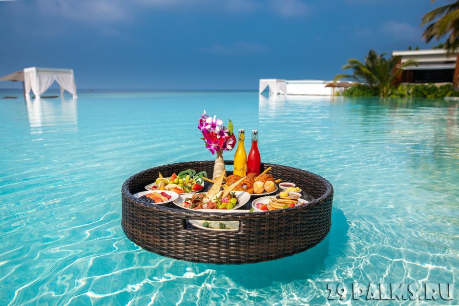 Завтрак в бассейне Мальдивы