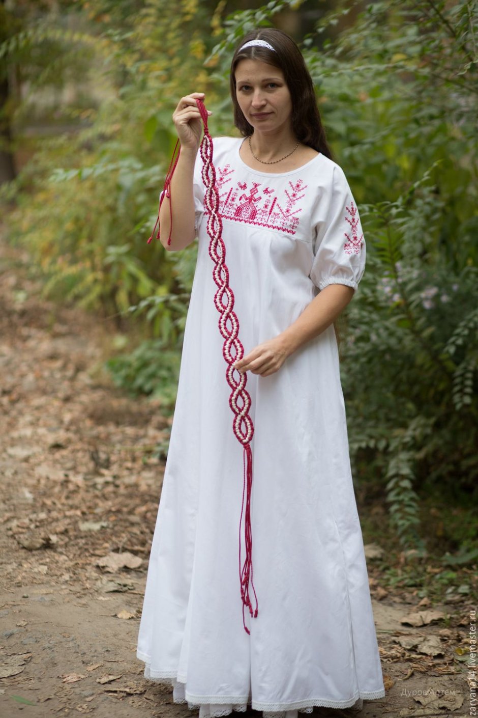 Девушка в славянской одежде