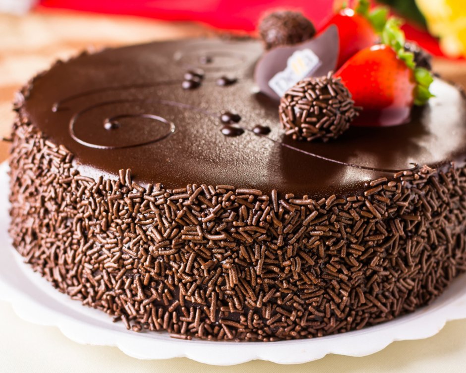 Торт украшенный шоколадными шариками