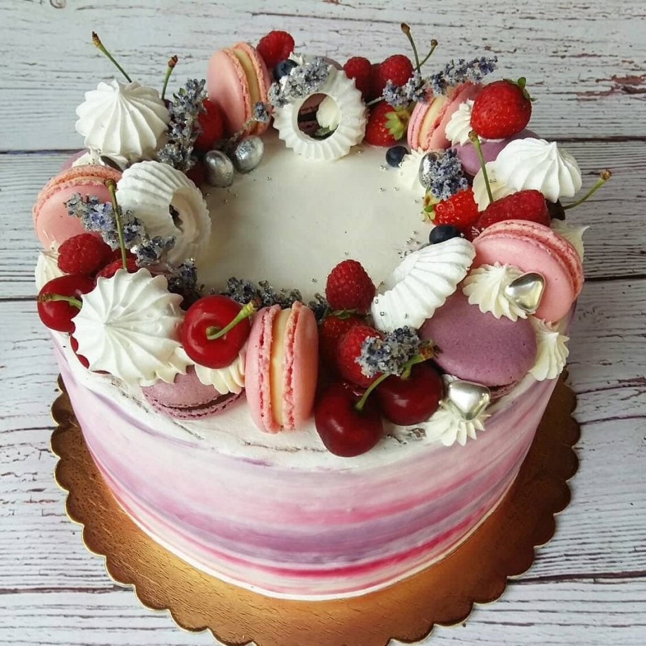 Декор торта макаронс и ягодами