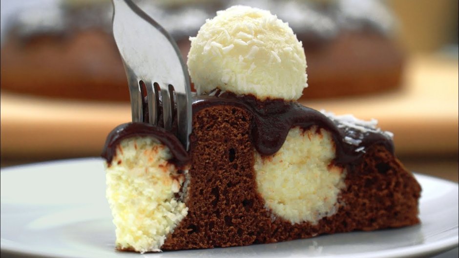Шоколадный пирог с творожными шариками фото