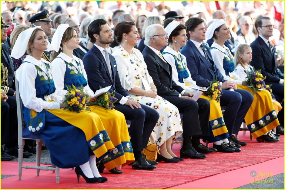 Шведская Королевская семья в национальных костюмах