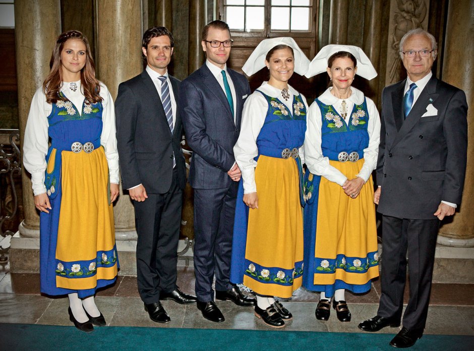 Шведская Королевская семья в национальных костюмах