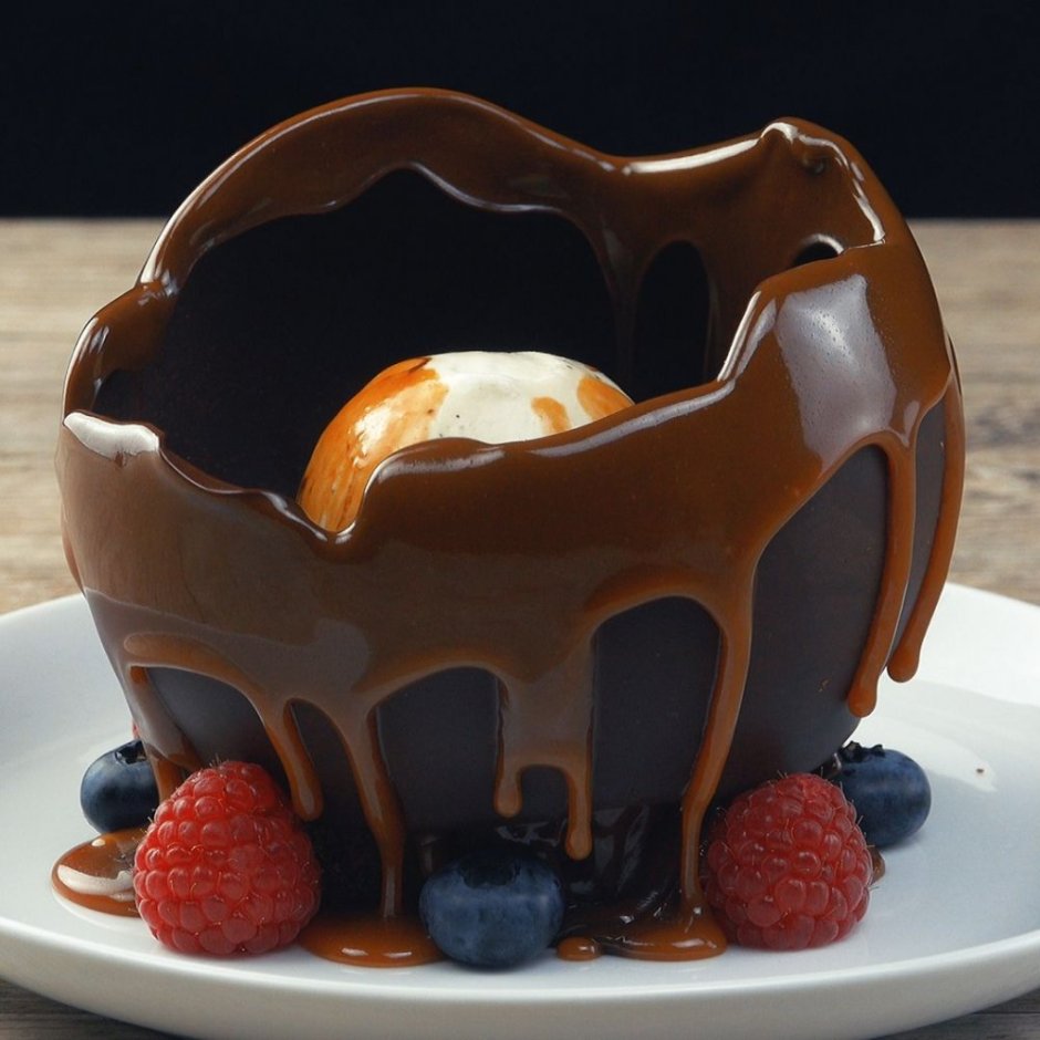 Десерт в шоколадной сфере