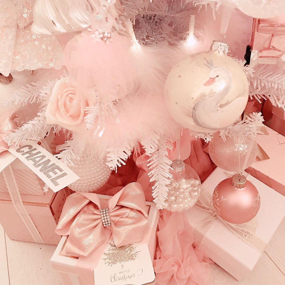 Новогодние украшения в розовом цвете