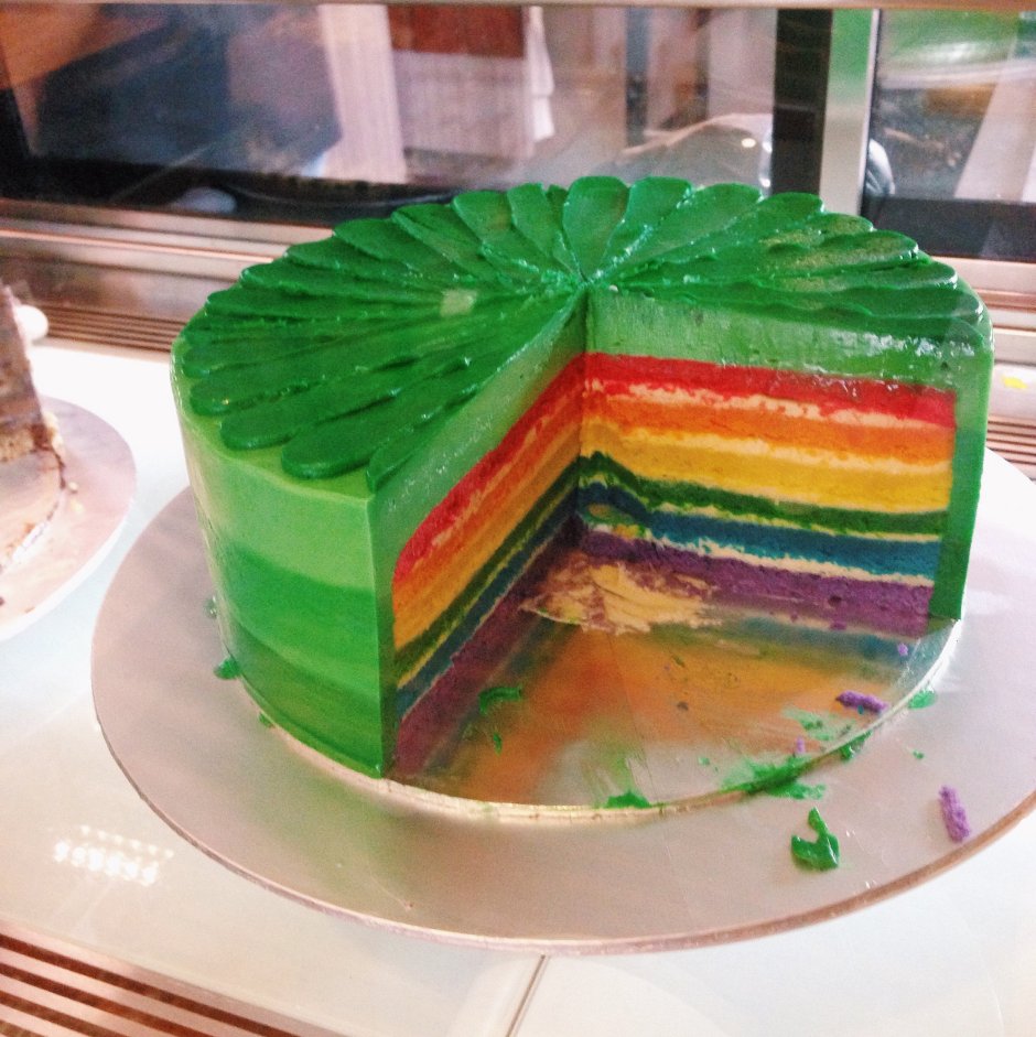 Зеленый разноцветный торт