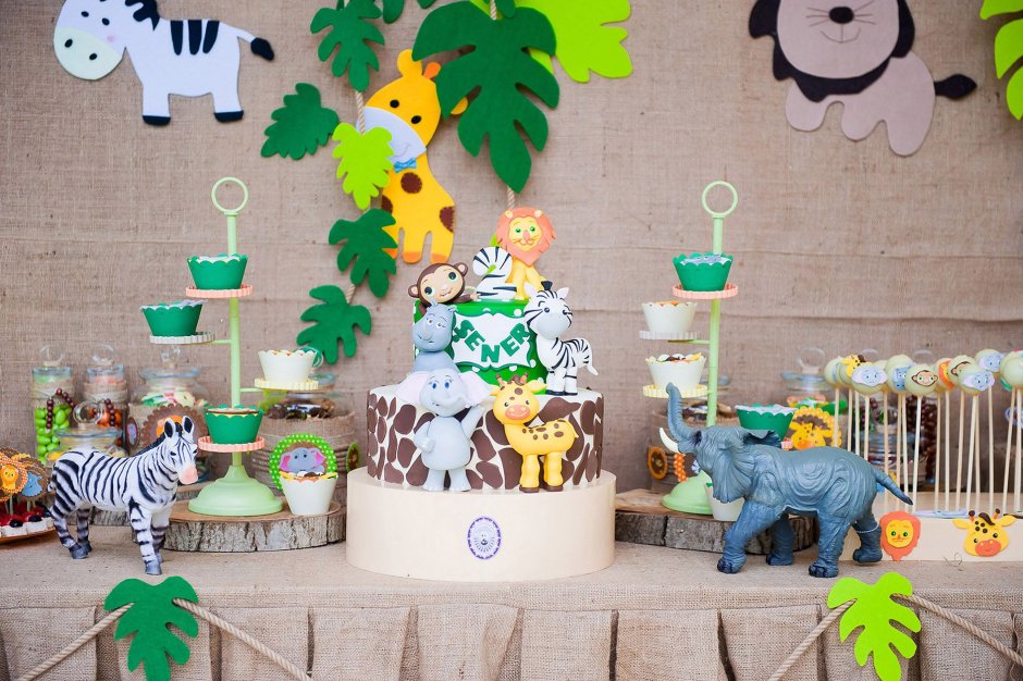 День рождение в стиле животных с зелёным столиком