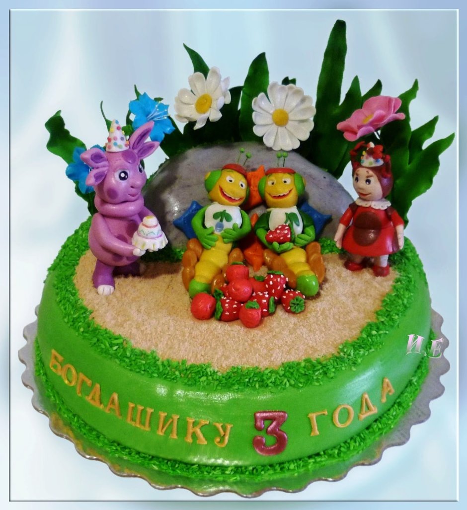 Торт с ягодами с пряниками Лунтик