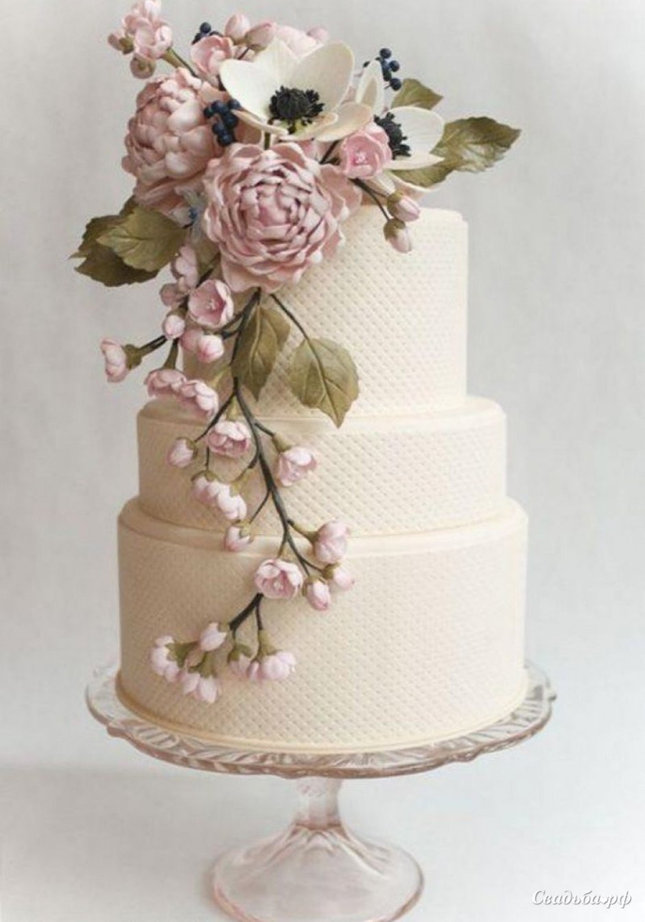 Свадебный торт с сахарными цветами