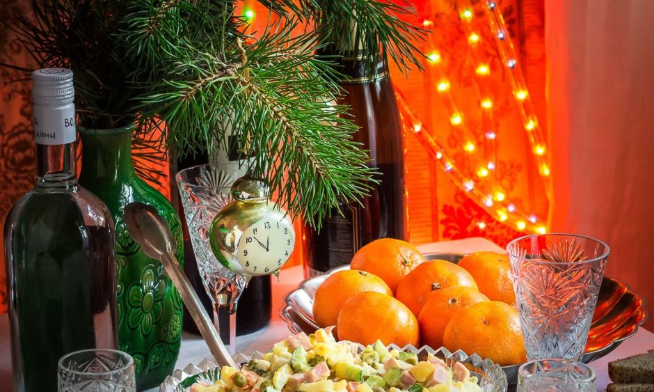 Новогодний стол с мандаринами и Оливье