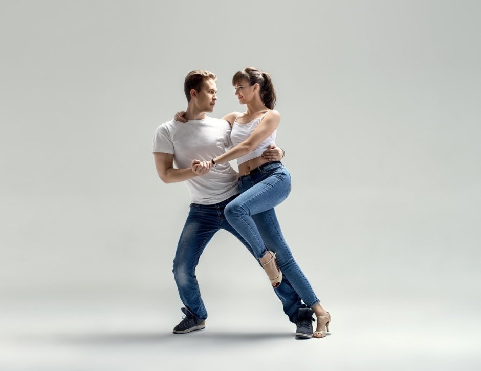 Парень и девушка танцуют