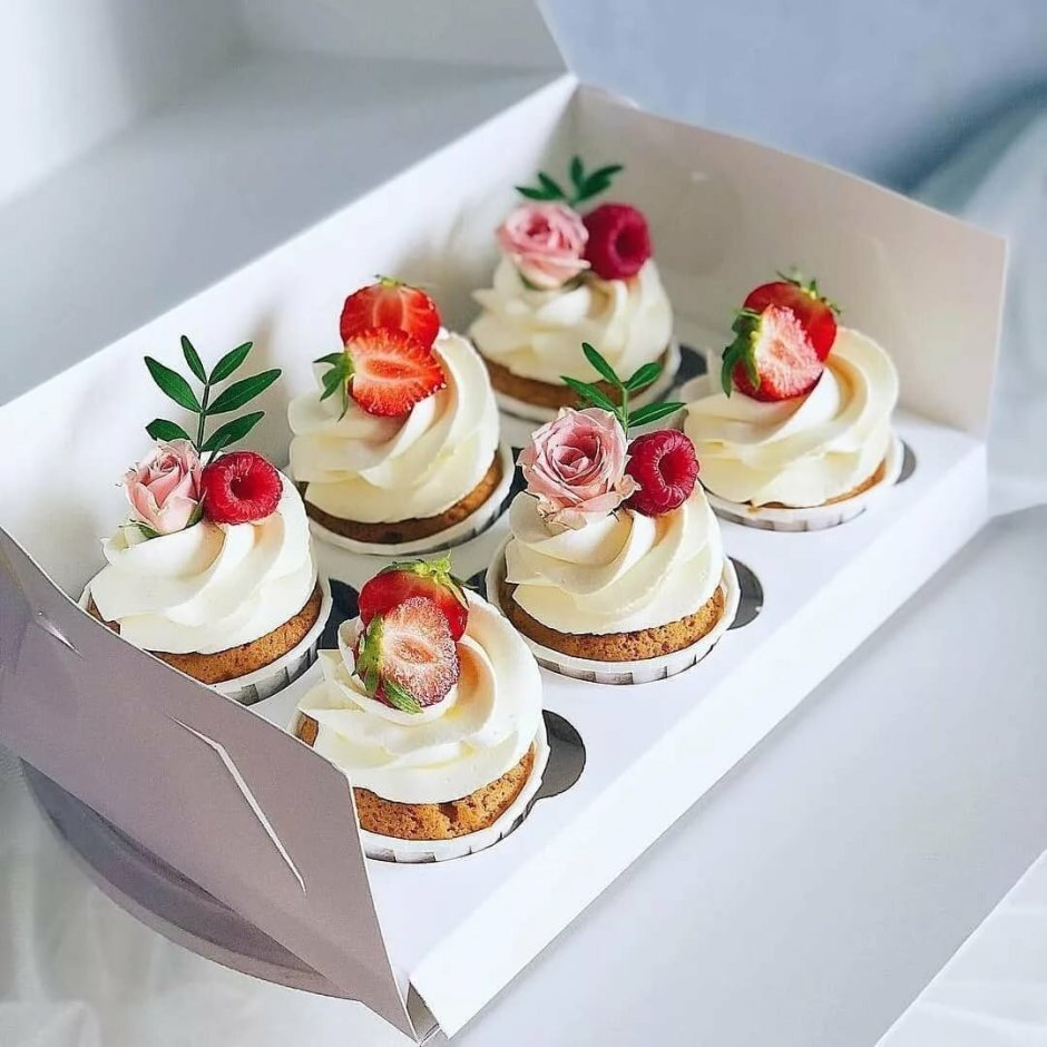 Красивые пирожные в коробке