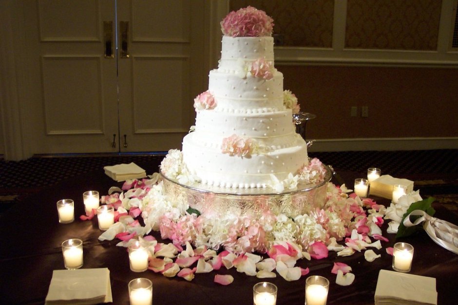 Свадебный торт трехъярусный огромный