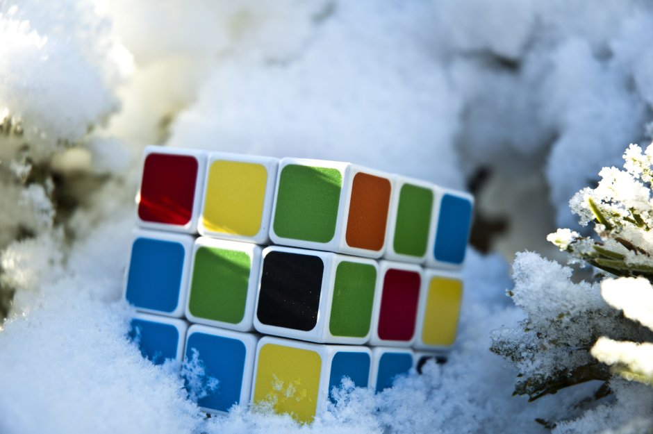 Кубик Рубика в снегу