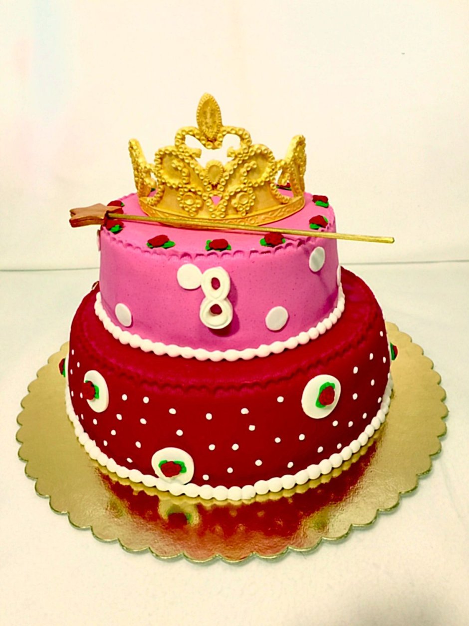 Розовый торт с короной