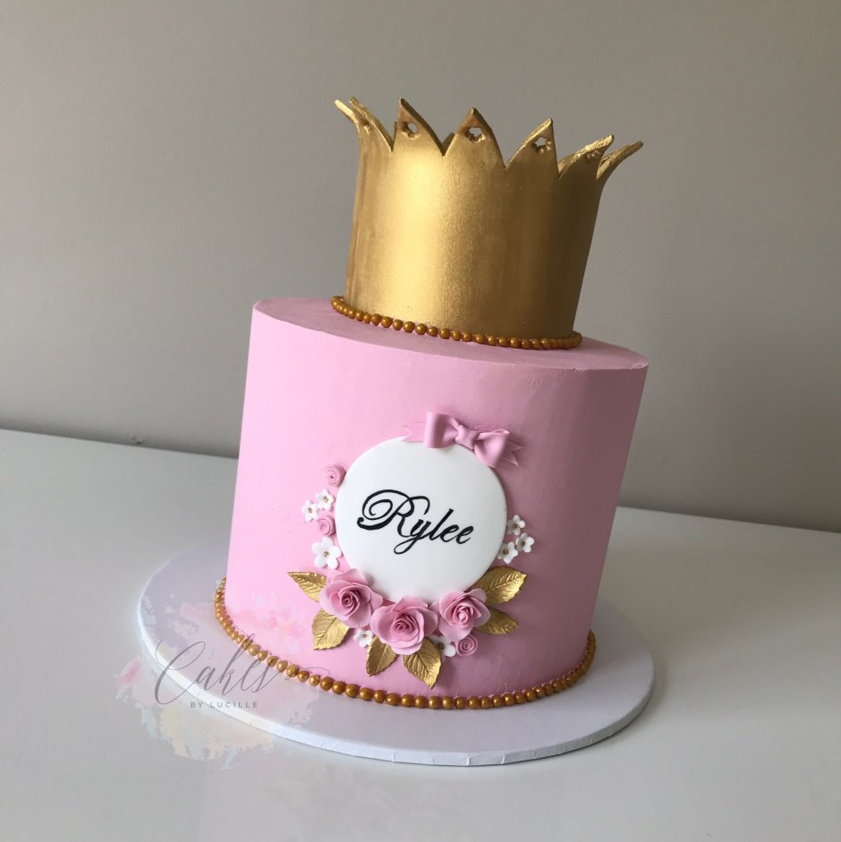 Торт с короной и цветами